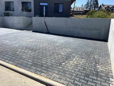 Zpevněná plocha - dlažba a pohledový beton